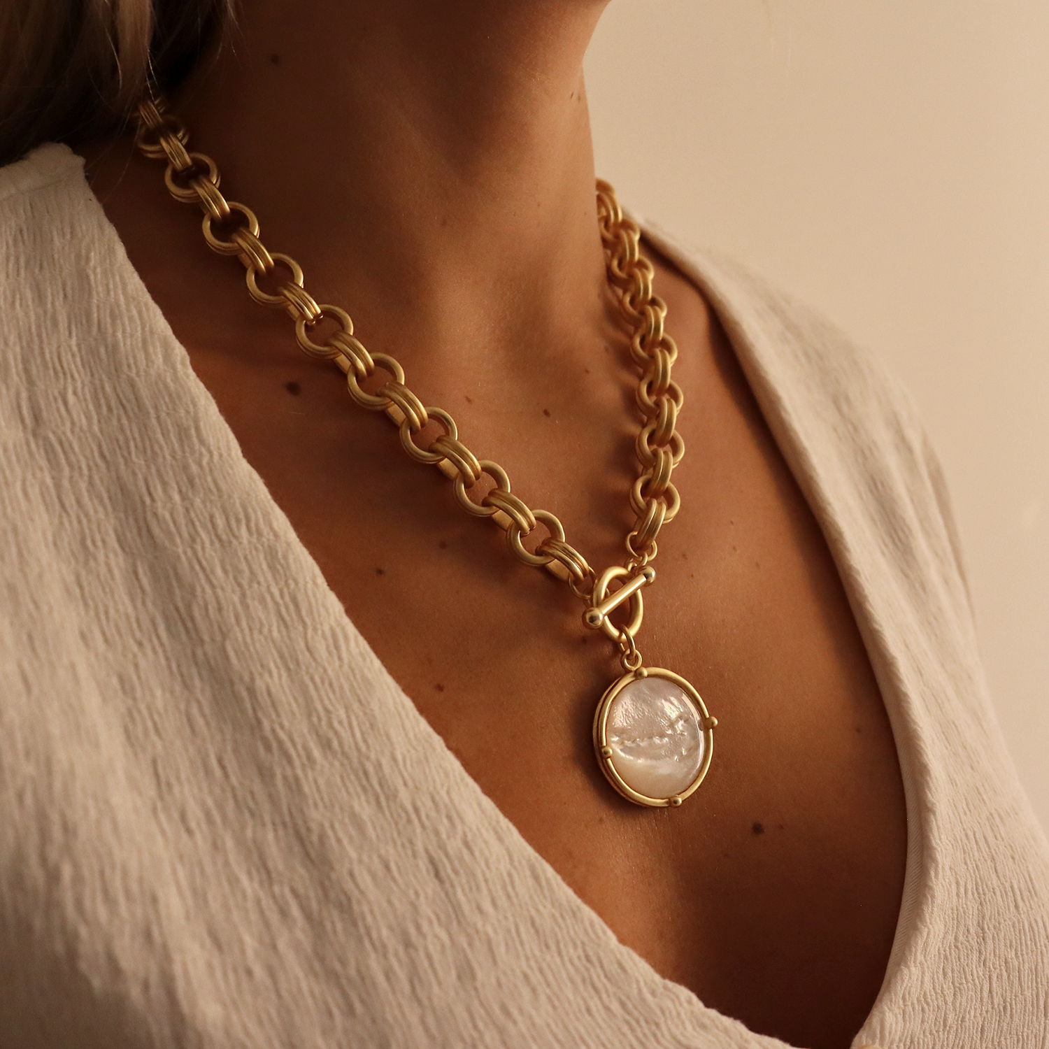 Cabochon Pendant Necklace - 24k Gold Plated: Mother of Pearl