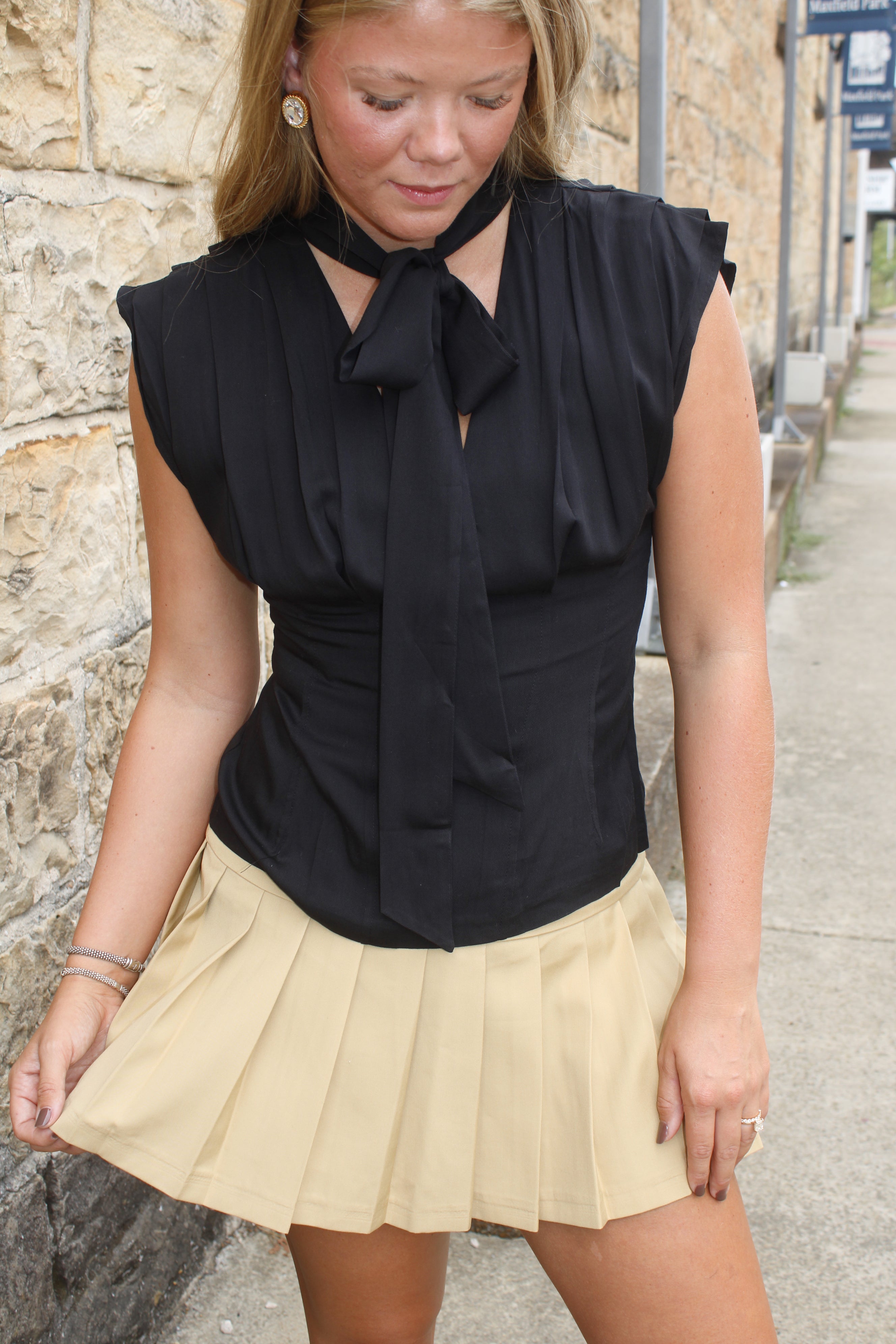 Sleeveless blouse with tie - black